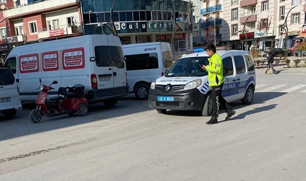 Kamyonet ile elektrikli üç tekerlekli bisiklete çarpıştı: 1 yaralı