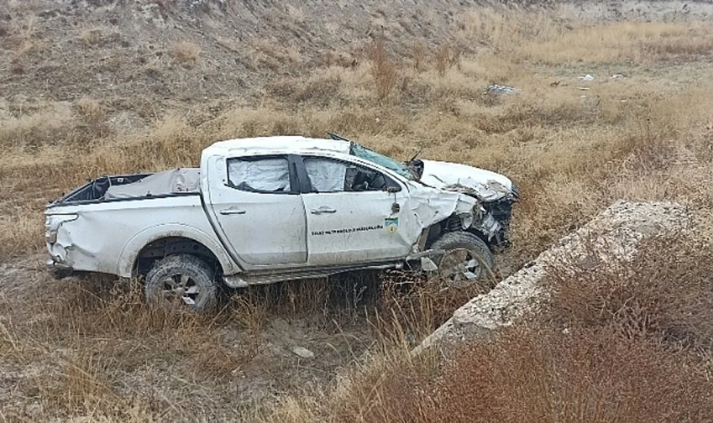 Kamyonet şarampole uçtu: 1’ağır 3 yaralı