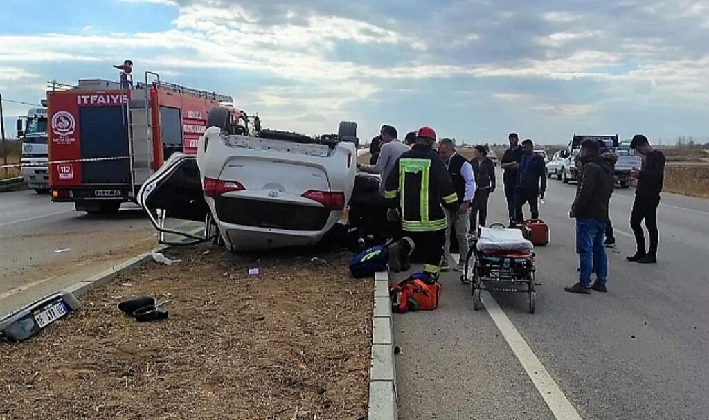 Kamyonete Çarpmamak İçin Manevra Yapan Araç Takla Attı: 2 Yaralı
