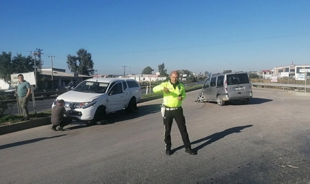 Kamyonetle hafif ticari araç çarpıştı, şans eseri yaralanan olmadı