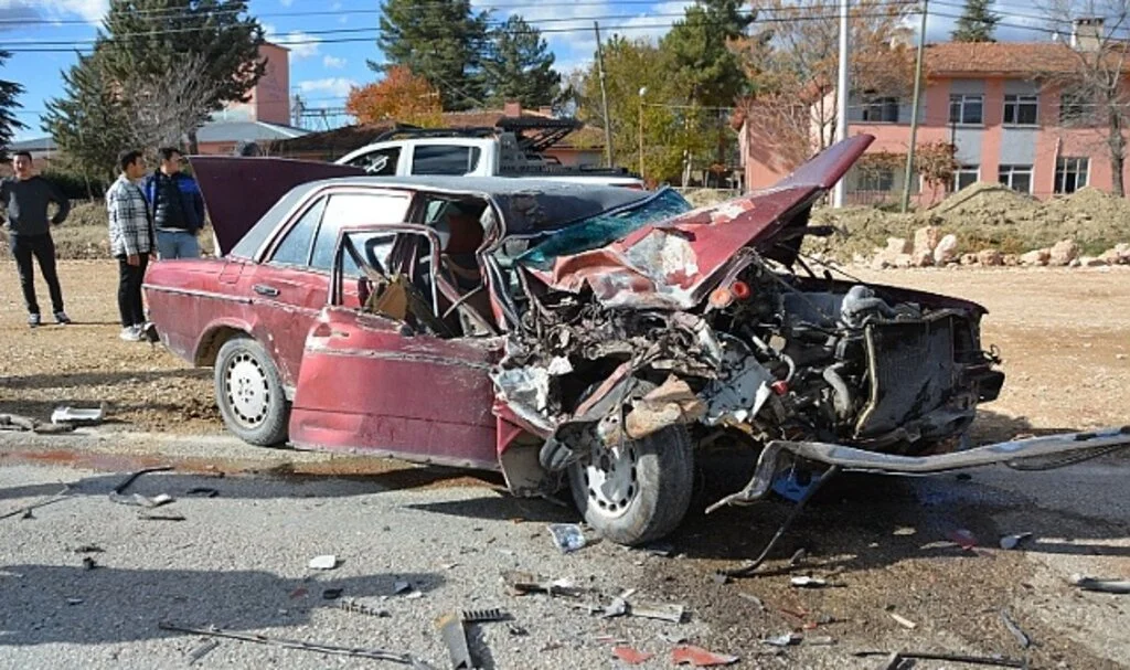 Kamyonla çarpışan otomobilin sürücüsü ağır yaralandı
