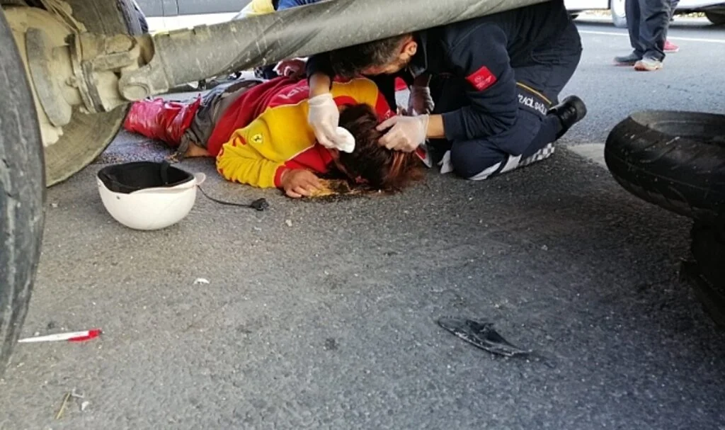 Kamyonun altında kalan motosiklet sürücüsü yaralandı
