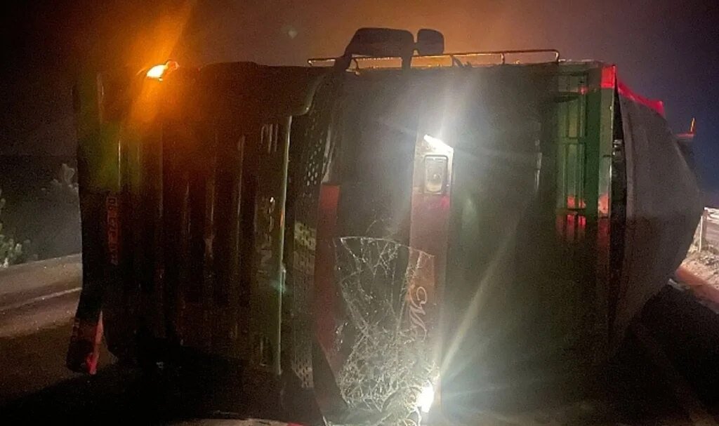 Kamyonun devrilmesi sonucu sürücü yaralandı