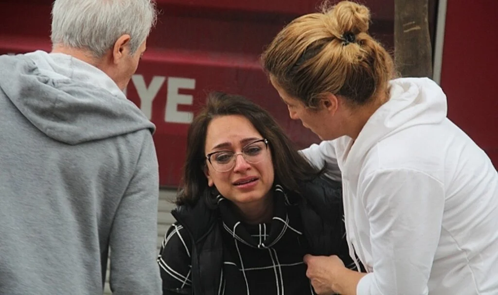 Kapısı balyozla kırılıp girilen dairedeki çocuk bitkin halde bulundu