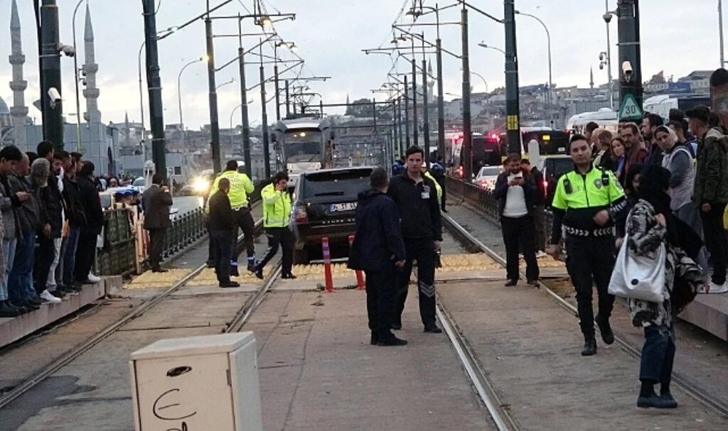 Karaköy’de tramvay yoluna giren cip raylarda asılı kaldı, tramvay seferleri durdu