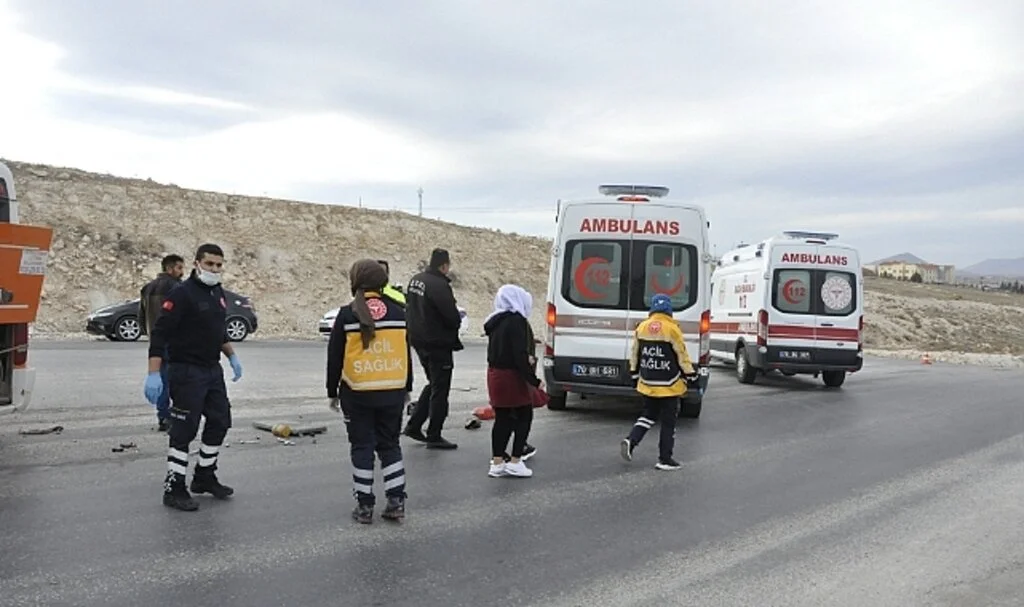 Karaman'da işçi servisi ile yolcu minibüsü çarpıştı: 5 yaralı