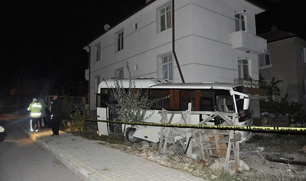 Karaman’da kamyonet ile çarpışan işçi midibüsü binaya çarparak durabildi: 12 yaralı