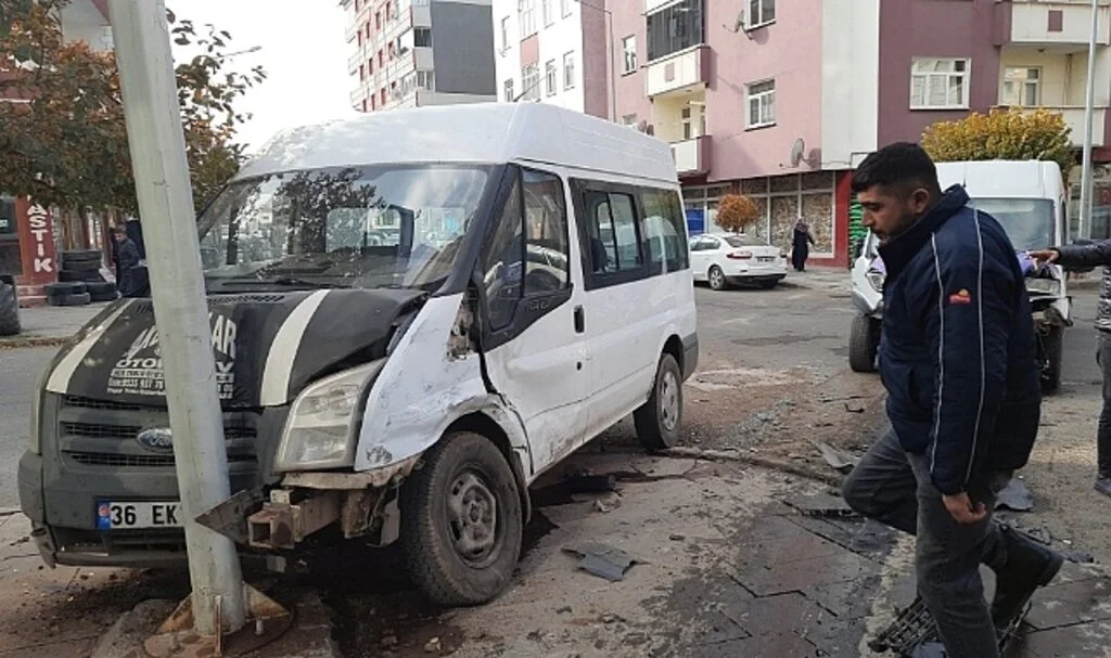 Kars’ta trafik kazası: 3’ü çocuk, 5 yaralı