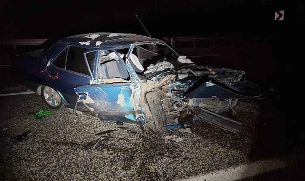Karşı şeride geçen otomobille kafa kafaya çarpıştı: 3 yaralı