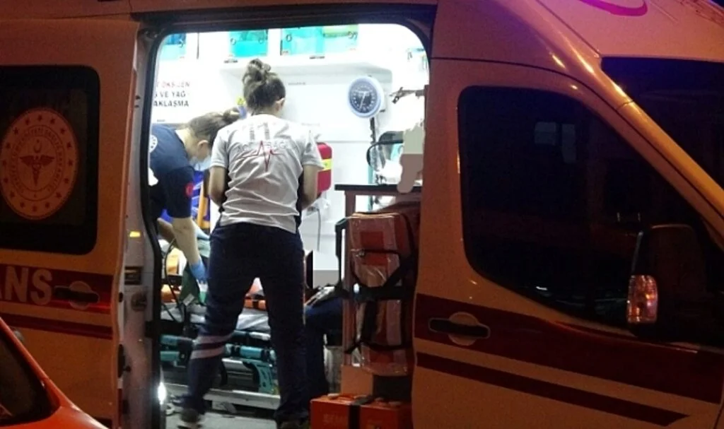 Karşıdan karşıya geçmeye çalışan 2 genç kıza otomobil çarptı