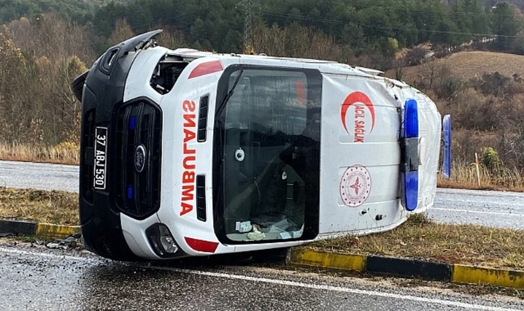 Kastamonu’da ambulans devrildi: 3 yaralı