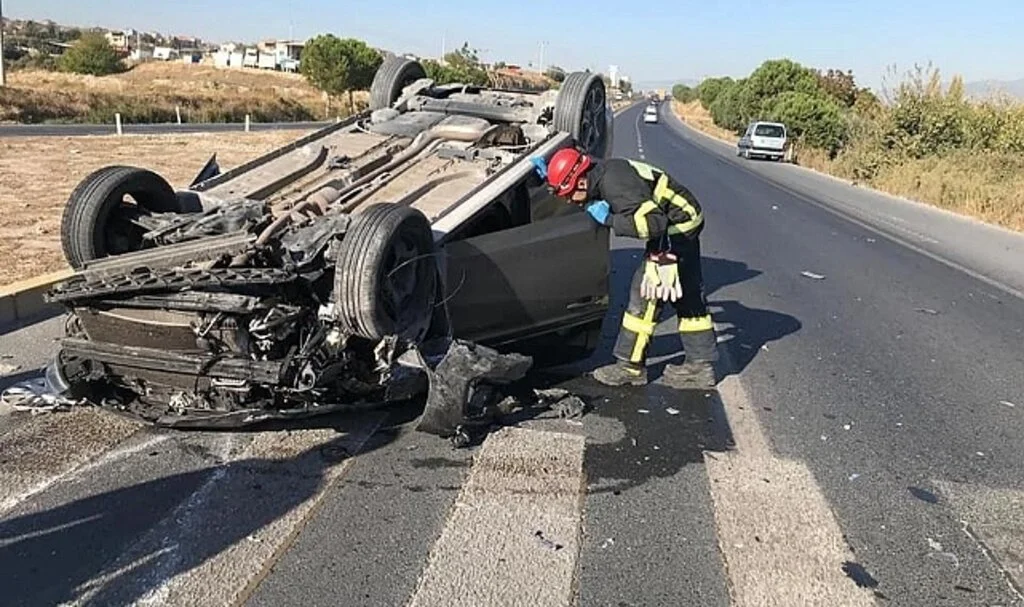 Kavşakta çarpışan otomobillerden biri takla attı: 2 yaralı