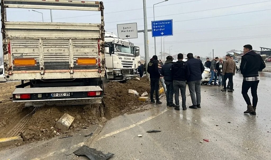 Kavşakta hafif ticari araçla çarpışan tır orta refüje çıktı