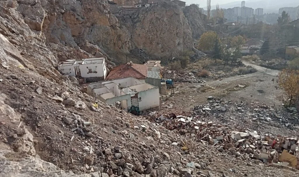 Kayalıklardan düşen 17 yaşındaki genç hayatını kaybetti