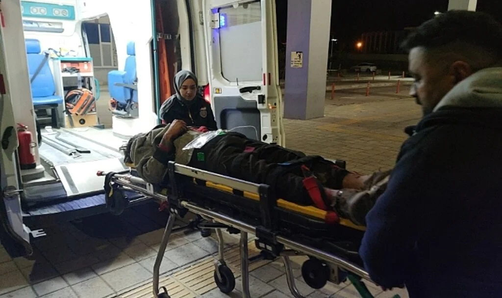 Kayalıklardan düşen 6 düzensiz göçmen yaralandı