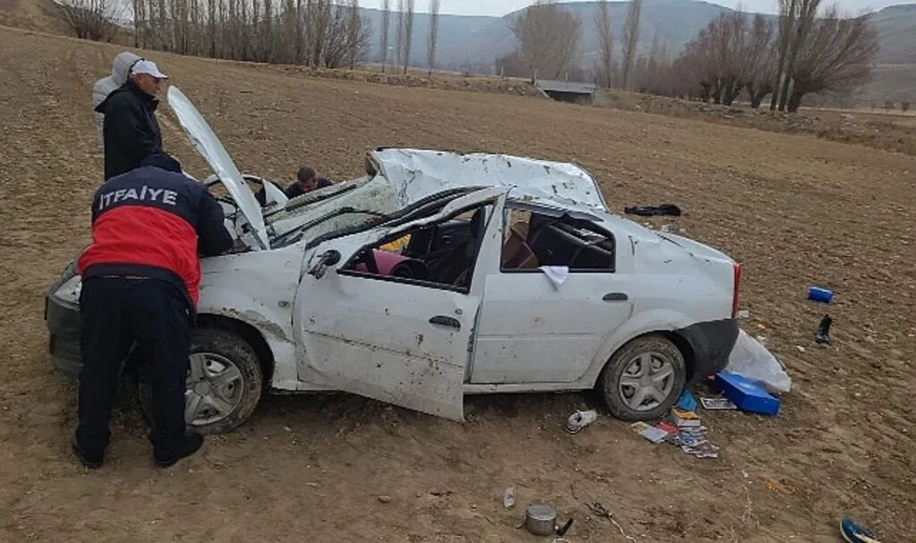 Kayganlaşan yol kazaya neden oldu, 3 kişi yaralandı