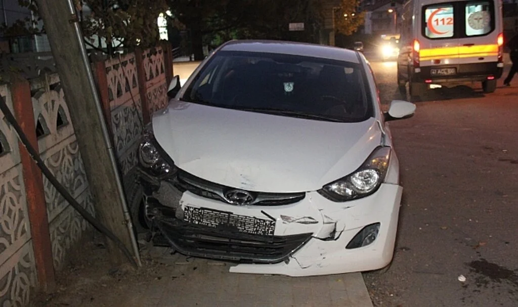 Kaza sonrasında savrulan otomobil, direğe çarparak durabildi