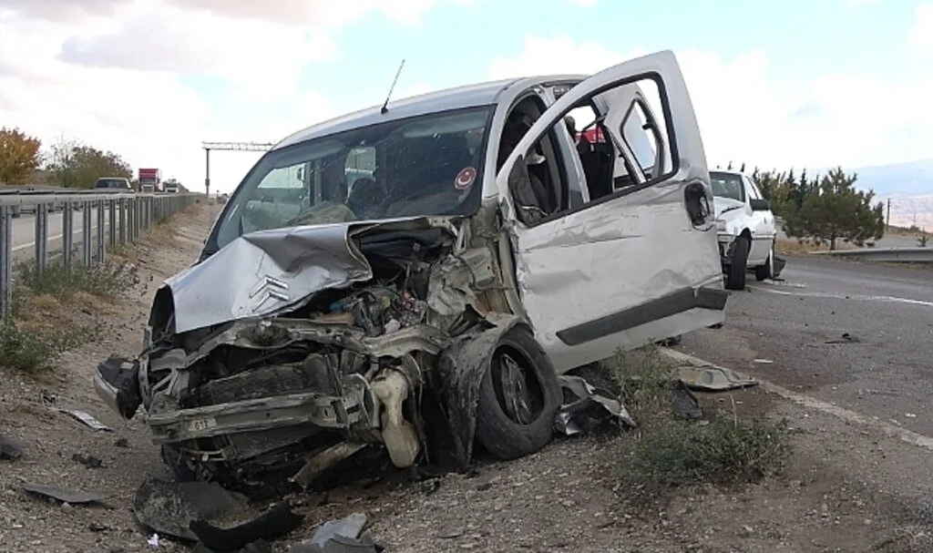Kaza yapan araçlara çarpmamak için bariyerlere daldı: 2'si çocuk 5 yaralı