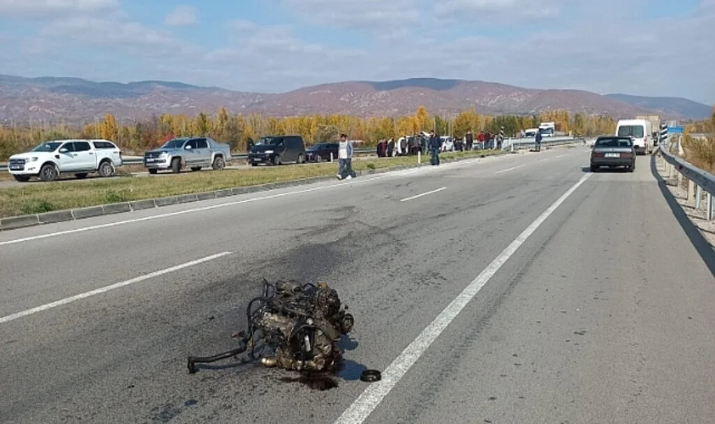 Kaza yapan otomobilin motoru yola fırladı