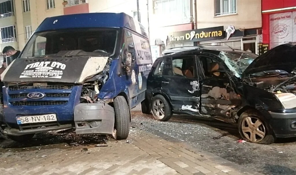 Kazada araçta sıkışan sürücü için ekipler seferber oldu