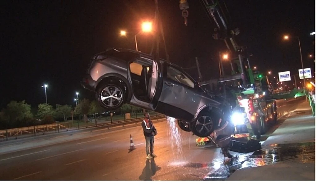 Kazaya karışan otomobiller dereye uçtu: Mahsur kalan 4 kişiyi itfaiye ekipleri kurtardı
