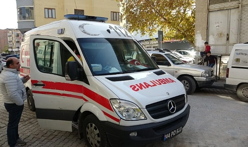 Kedileri kovalarken balkonda düştü