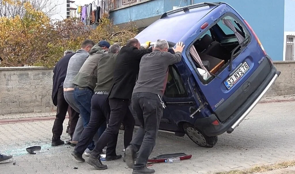 Kırıkkale'de Okul Servisi ile Otomobil Çarpıştı: 5'i Öğrenci 6 Yaralı