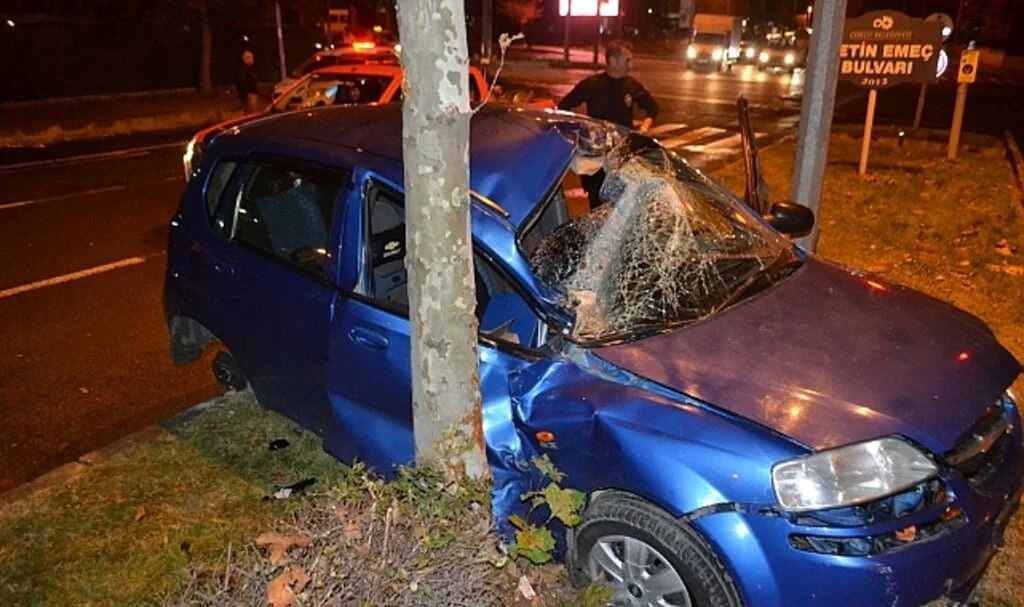 Kırmızı ışık ihlali ve aşırı hız kazaya neden oldu, otomobil hurdaya döndü