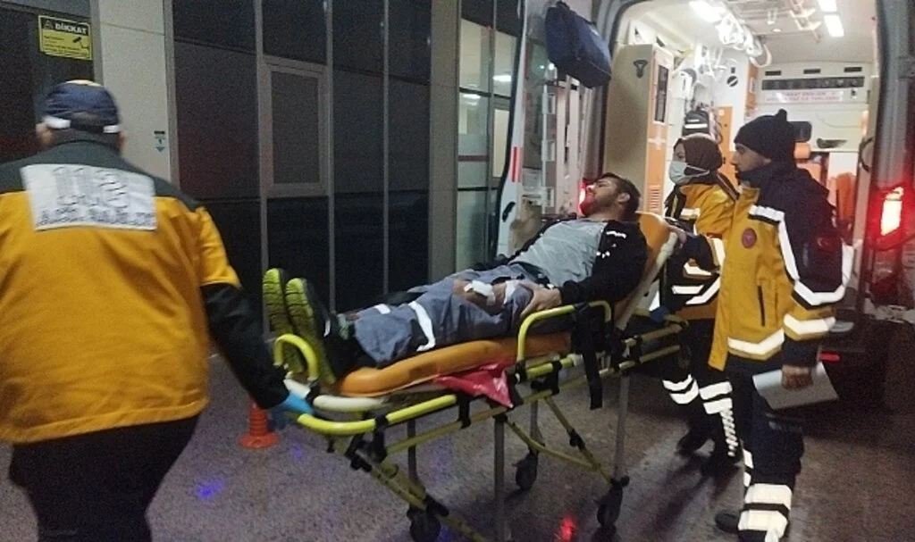 Kırmızı ışıklarda beklerken motosikletle gelen kişinin silahlı saldırısına uğradı