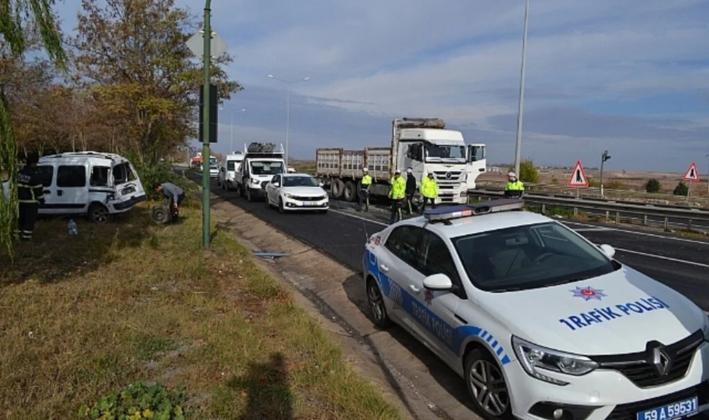 Kırmızı ışıkta beklerken kamyonun çarptığı araç, şarampole uçtu