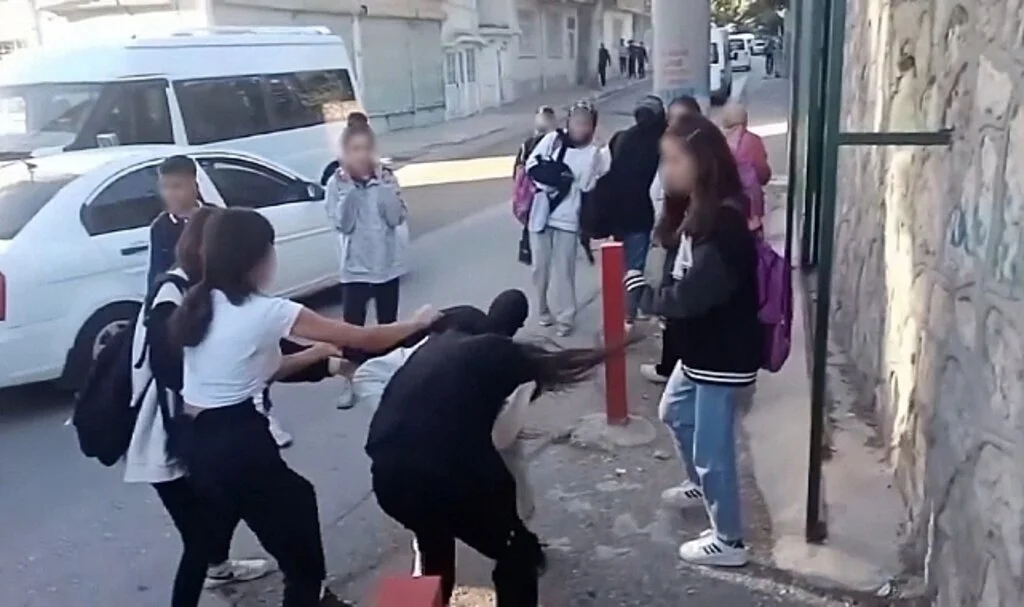 Kız öğrenciler ölesiye birbirine girdi erkekler seyretti