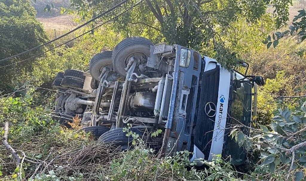 Kocaeli'de beton mikseri devrildi: 1 yaralı