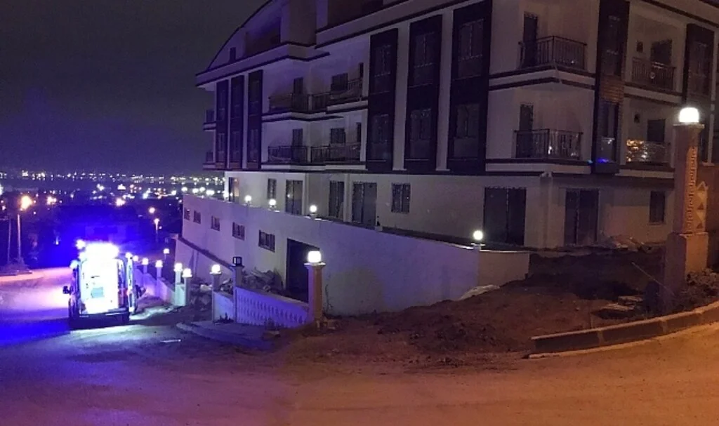 Kocaeli'de cinayet: İnşaat halindeki binanın ofisinde silahla vurularak öldürüldü