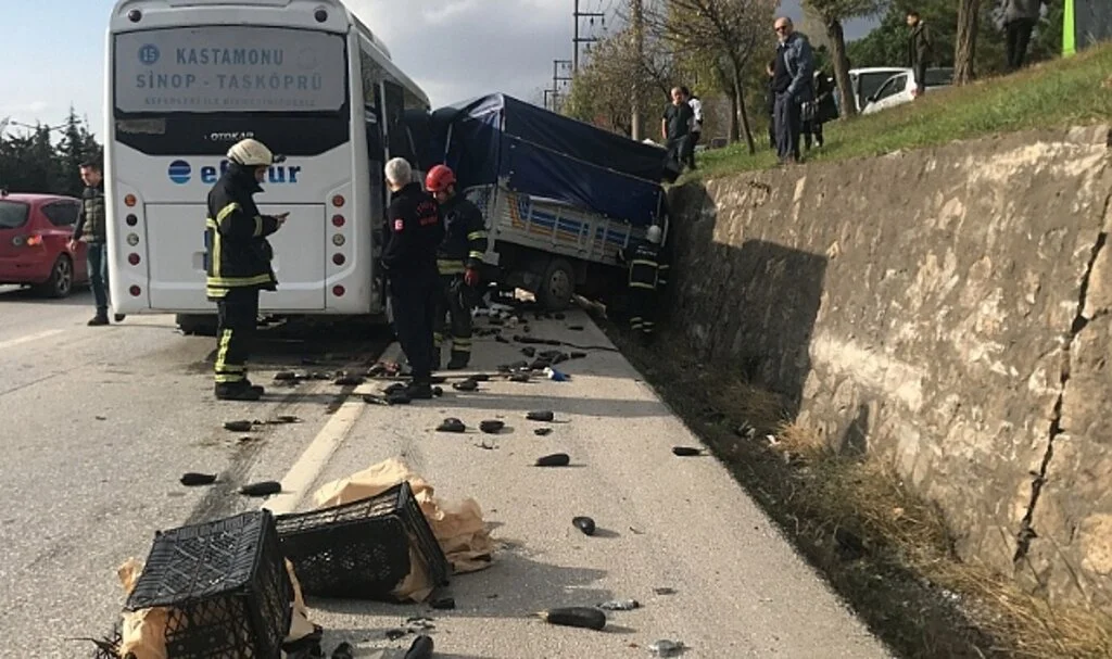 Kocaeli’de Servis ile Kamyonet Çarpıştı 4 Yaralı