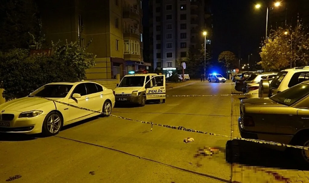 Komşuların gürültü kavgasında kan aktı: 1'i ağır 3 yaralı