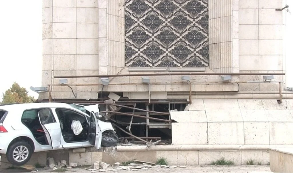 Kontrolden Çıkan Araç Ankara’nın Kapısına Çarptı