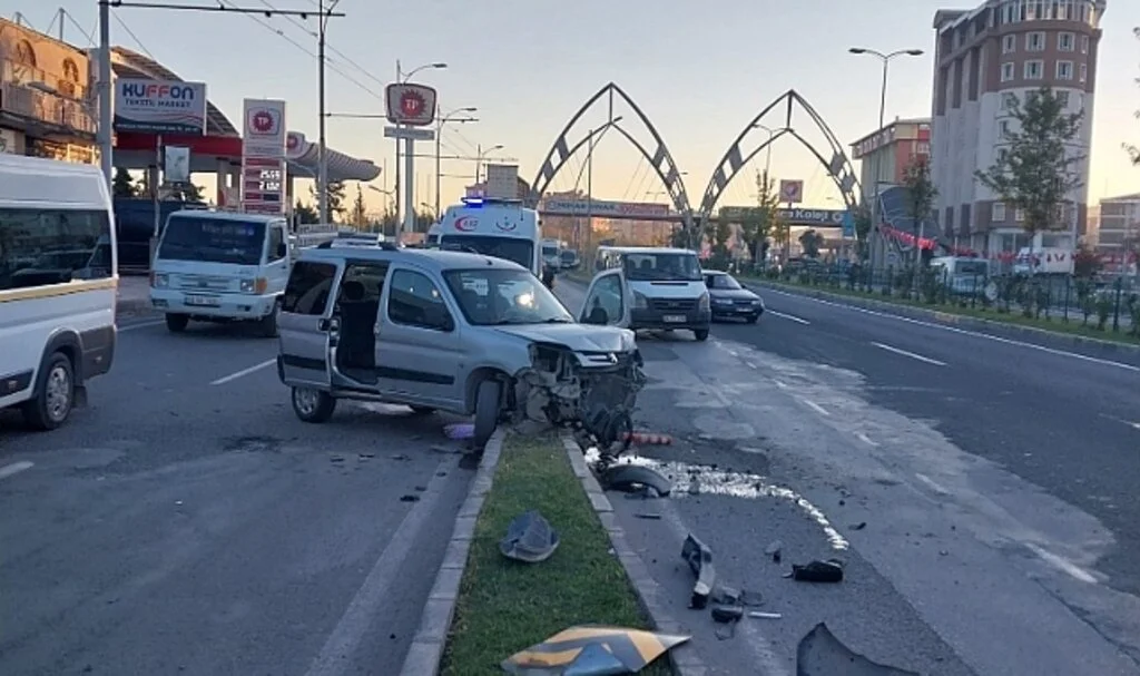 Kontrolden çıkan araç refüje çarptı: 1 yaralı