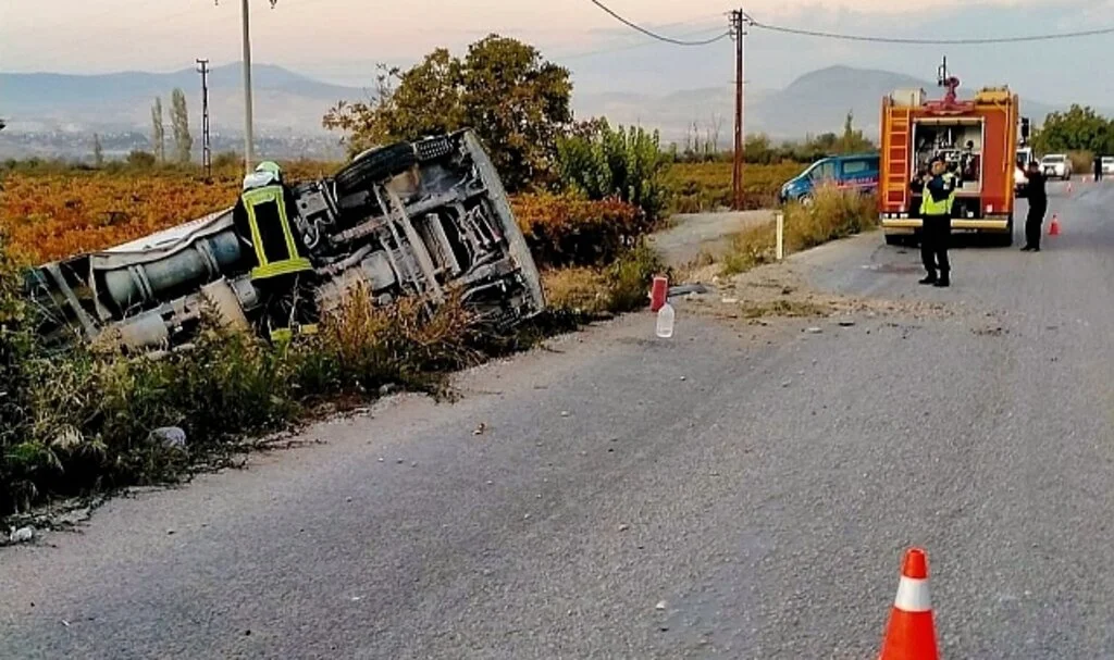 Kontrolden çıkan dolu yakıt tankeri tarlaya devrildi: 1 yaralı
