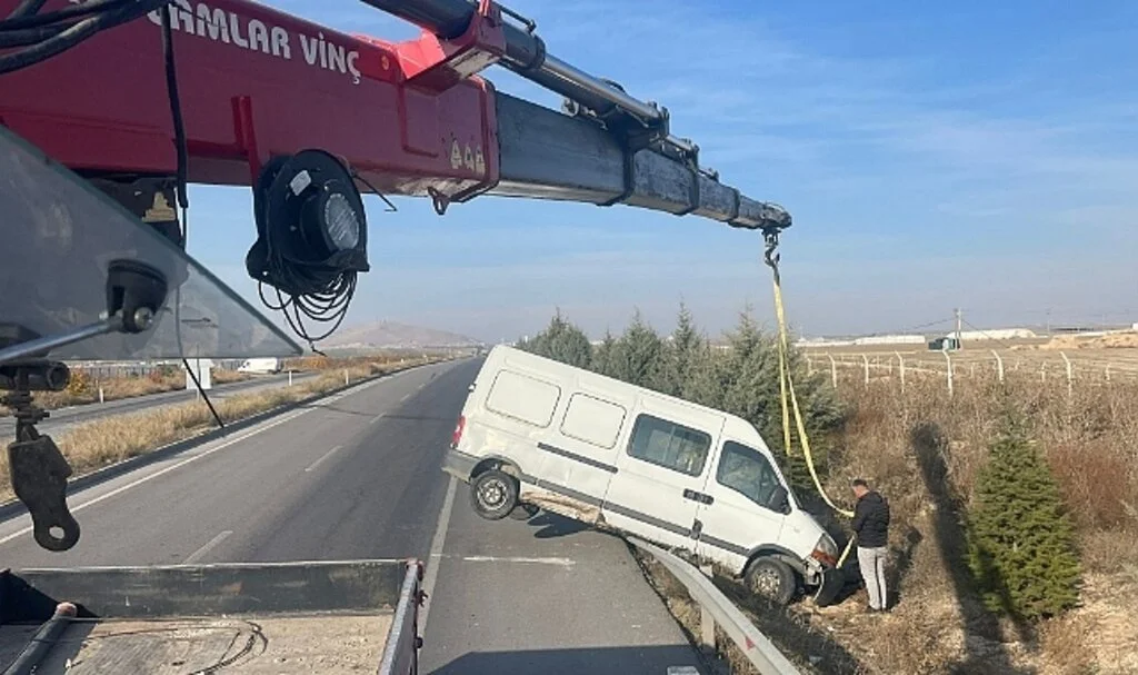 Kontrolden çıkan minibüs bariyerde askıda kaldı