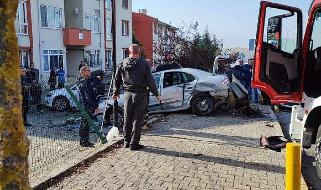 Kontrolden çıkan otomobil 4 araca çarparak durabildi
