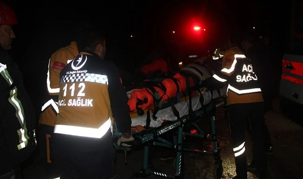 Kontrolden çıkan otomobil bariyere ok gibi saplandı: 1'i ağır 2 yaralı