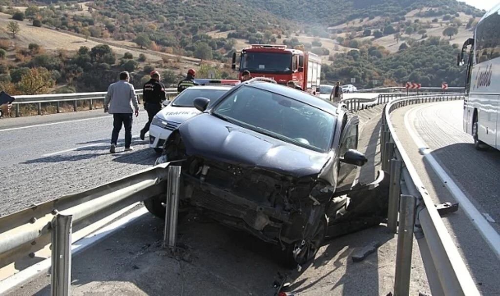 Kontrolden çıkan otomobil bariyere ok gibi saplandı: 1 yaralı