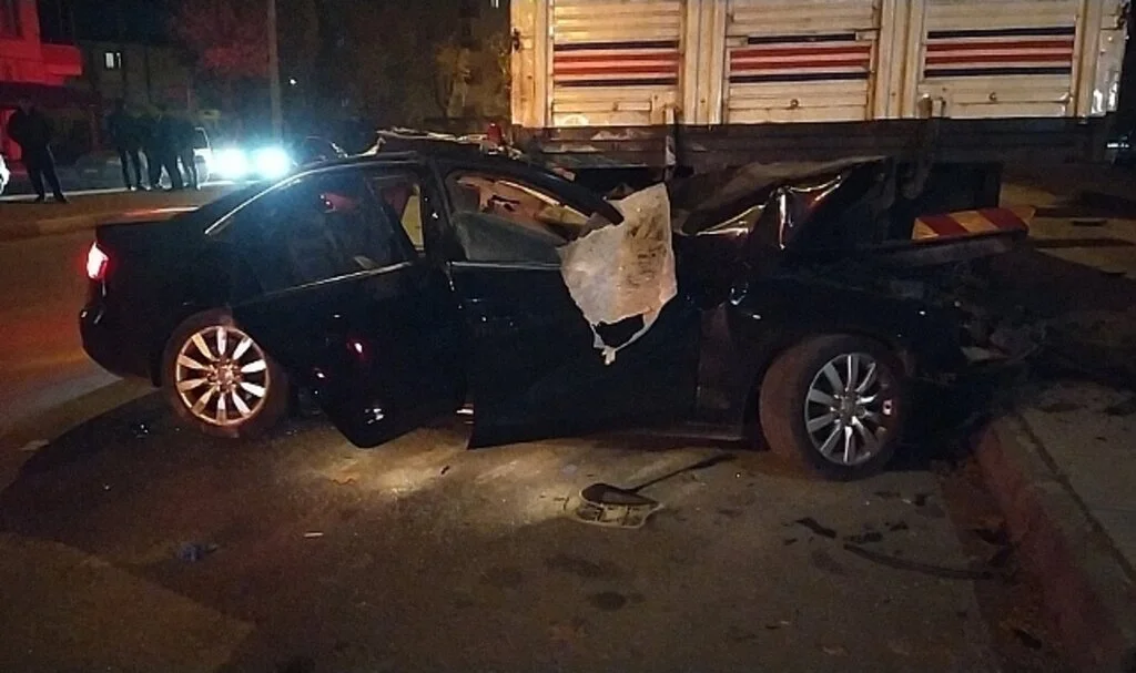 Kontrolden çıkan otomobil park halindeki tırın altına girdi: 1’i ağır 2 yaralı