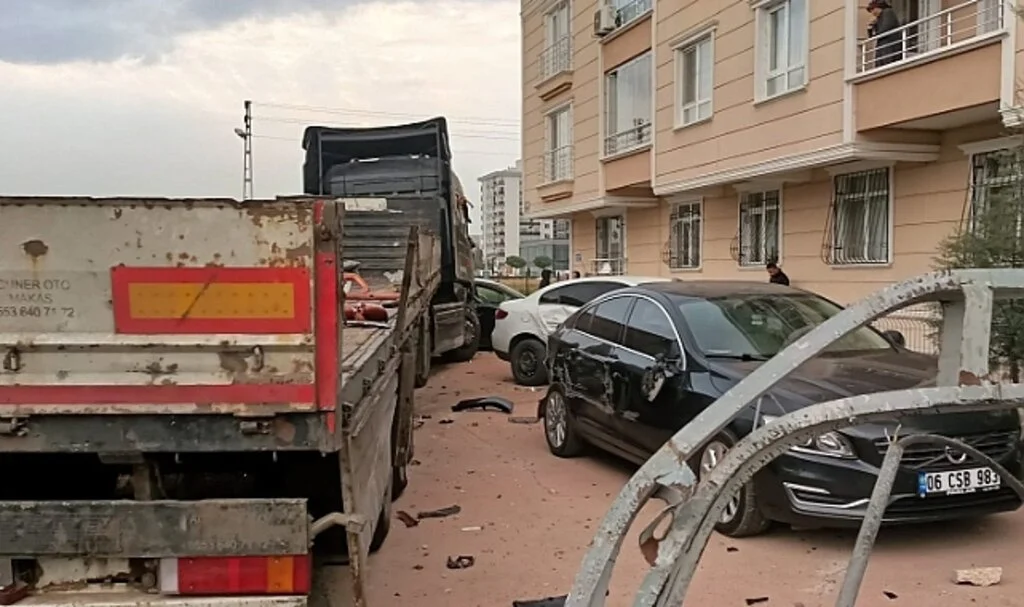 Kontrolden çıkan tır 8 aracı hurdaya çevirdi