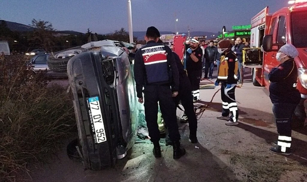 Kontrolden çıkıp takla atan otomobil park halindeki araçlara çarptı