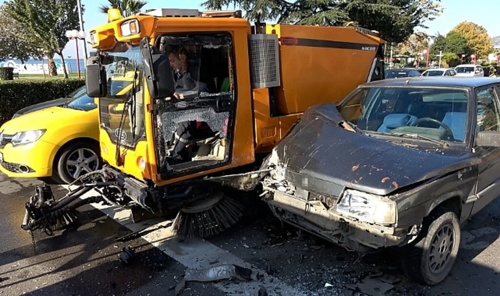 Kontrolü kaybetti, temizlik aracıyla çarpıştı