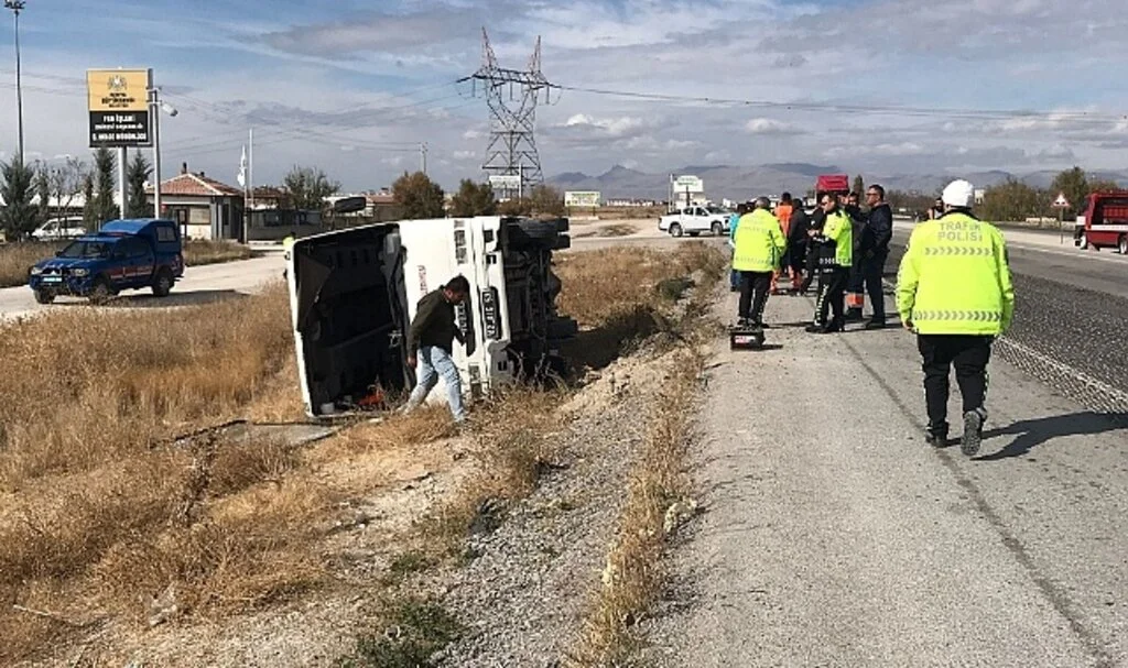 Konya’da midibüs şarampole devrildi: 1 yaralı