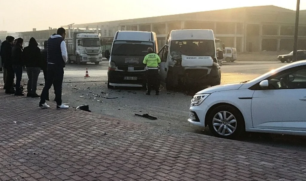 Konya'da servis minibüsleri ve otomobil çarpıştı: 14 yaralı