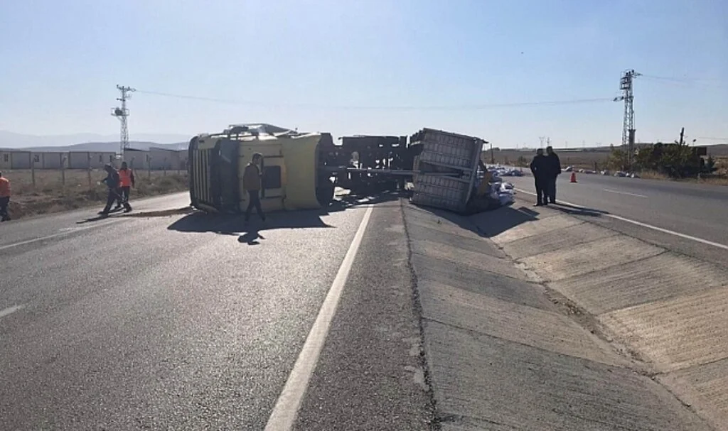 Konya'da yem yüklü tır devrildi: 2 yaralı
