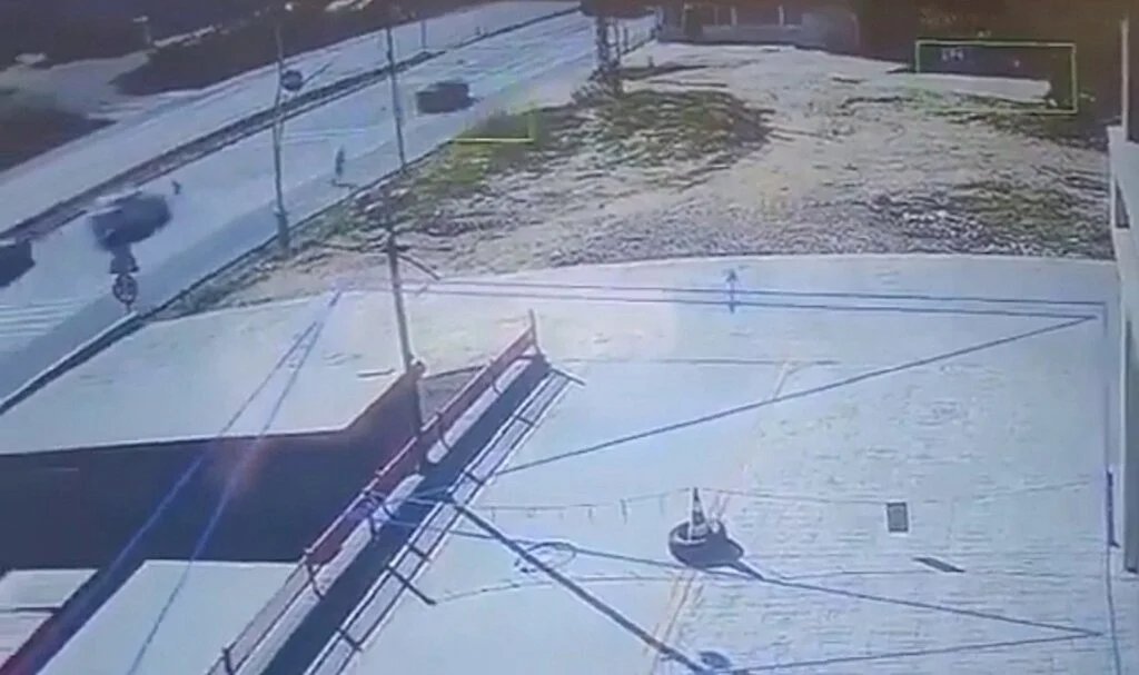 Köpekten kaçarken otomobilin çarptığı çocuk yoğun bakımda